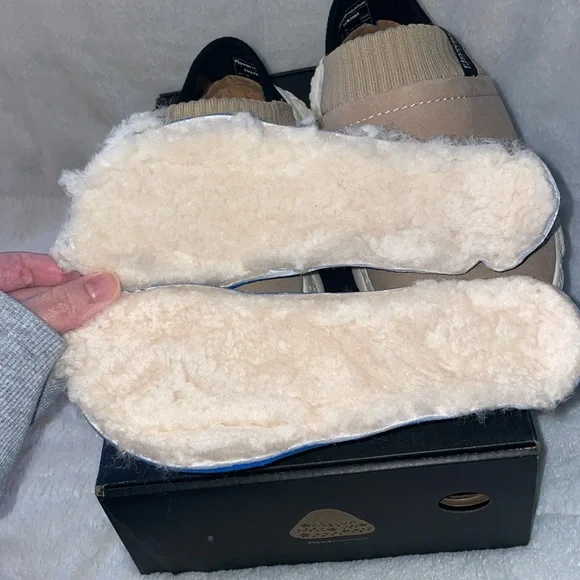 NWT FLOWER MOUNTAIN Camp Uni Slip-On Mouton Leather/shearling - Beige